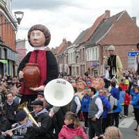 Le carnaval international d’été de Steenvoorde et la ronde européenne de géants portés  