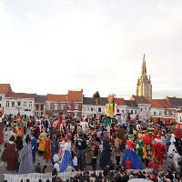 Le carnaval international d’été de Steenvoorde et la ronde européenne de géants portés 