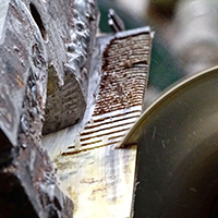 La fabrication de peignes de toilette en corne naturelle en Pays d’Olmes (Ariège)