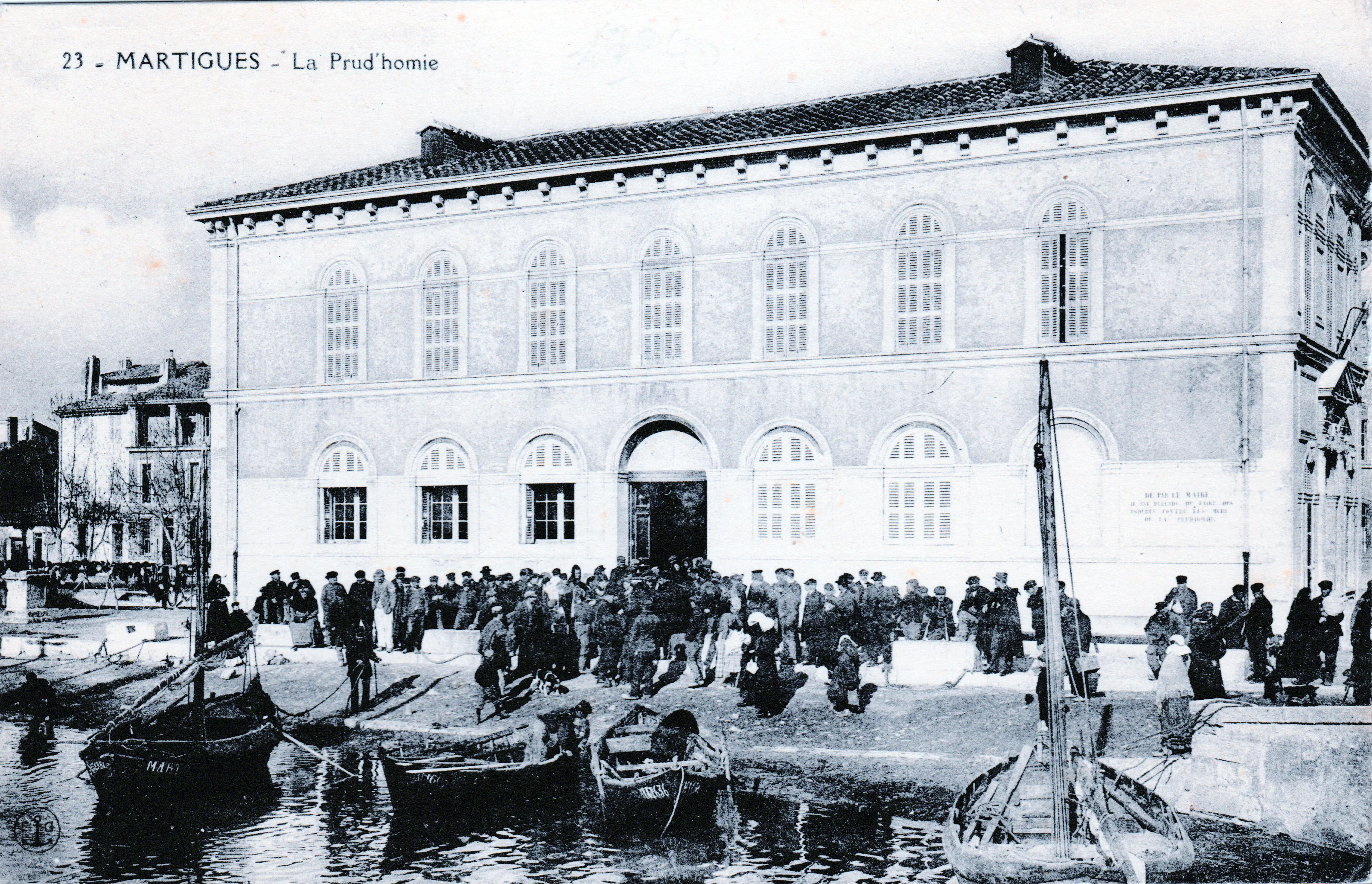 La prud’homie de pêche de Martigues(Bouches-du-Rhône) au début du siècle dernier.  Le nombre de pêcheurs et la taille des bateaux illustrent les quelques données de cadrage du paragraphe précédent.  Carte postale. 1906. Coll.part.