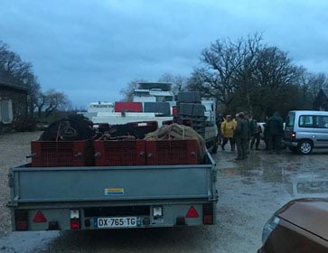 A l’aube, dans la cour de l’exploitant piscicole, l’attelage du négociant : les filets, les caisses, les aérateurs, les containers oxygénés pour transporter le poisson vivant