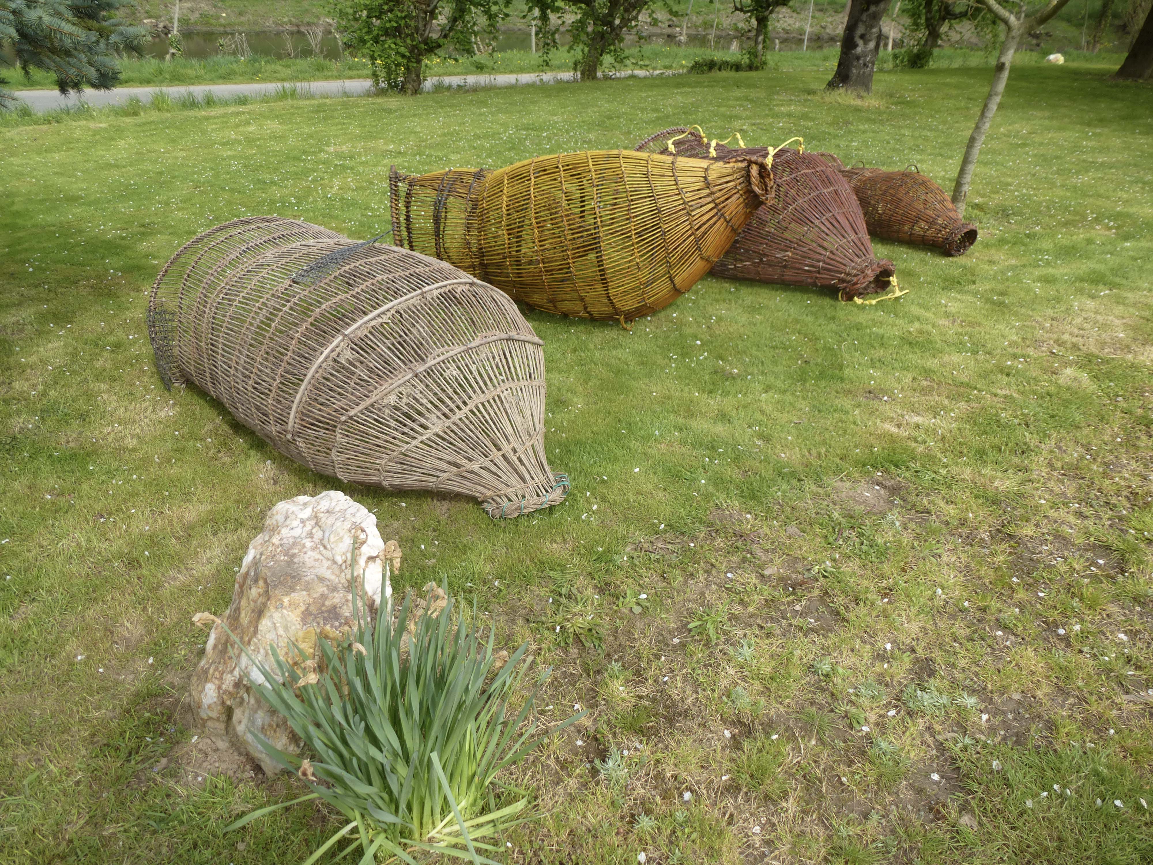 Différents modèles de nasses à lamproie traditionnelles, en osier, réalisées par un pêcheur-osiériculteur-vannier, à La Varenne © Anatole Danto.