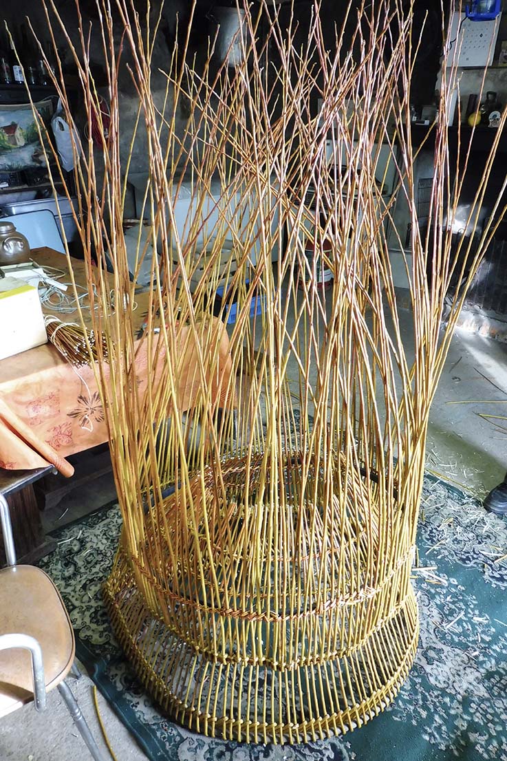 Début de fabrication d’une nasse à lamproie, et vanneries de paniers chez un pêcheur à la Rabotière © Anatole Danto.