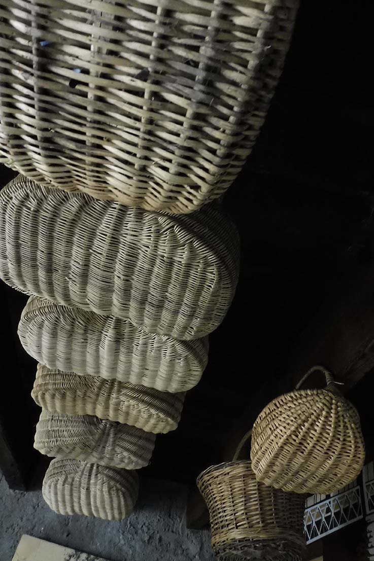 Début de fabrication d’une nasse à lamproie, et vanneries de paniers chez un pêcheur à la Rabotière © Anatole Danto.