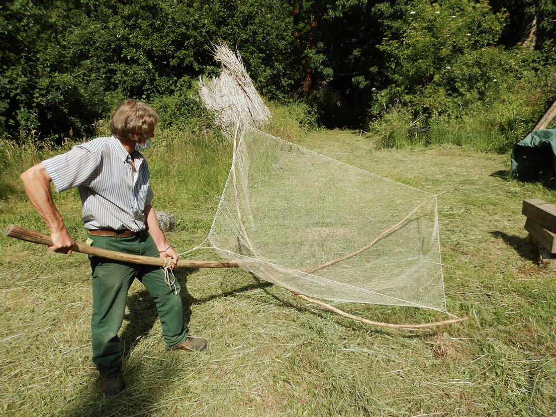 Patrick Leclesve présente l’usage de l’épaule de mouton, engin de la Basse-Loire, dont un exemplaire est protégé au sein de son Conservatoire des engins de pêche, établi dans l’ancien chantier Miné © Jules Danto.