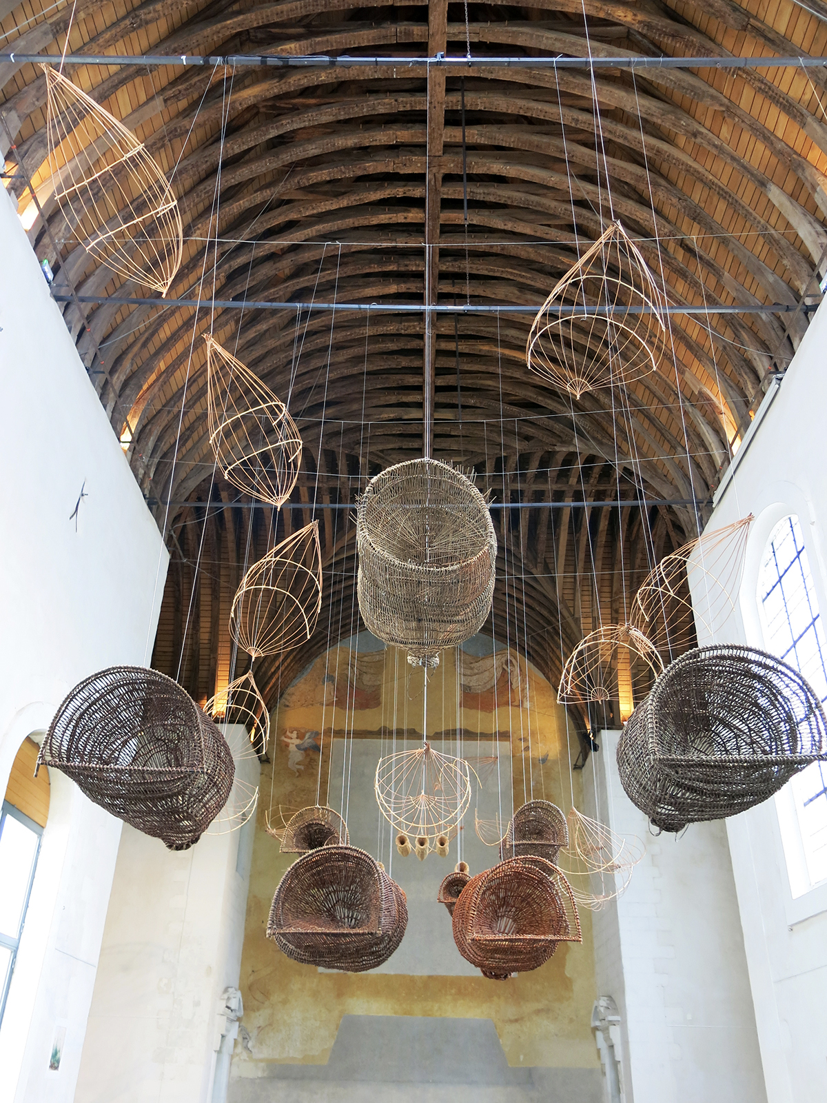 Exposition de l’artiste Marine Class au MAT d’Ancenis en 2021, mêlant engins de pêche traditionnels et production artistique contemporaine © Marine Class.