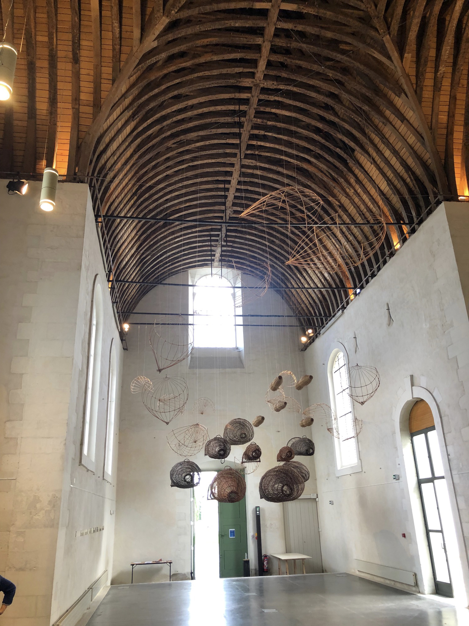 Exposition de l’artiste Marine Class au MAT d’Ancenis en 2021, mêlant engins de pêche traditionnels et production artistique contemporaine © Marine Class.