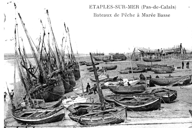 La baie de la Canche à Étaples vers 1910, un chantier naval au fond à droite. Carte postale. ©FRCPM, 2020.