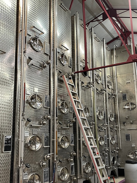 Cuves de stockage Nuits-Saint-Georges © Catherine Virassamy 2024.