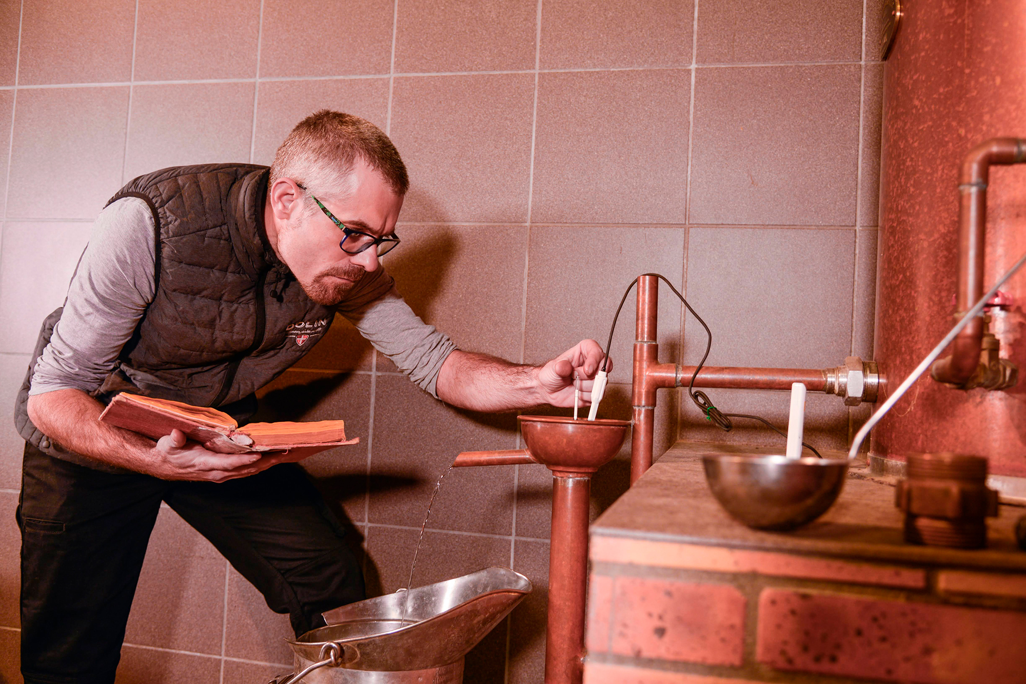 Distillation, écoulement du distillat Chambéry © Cécile Bou-chayer-FGen 2021.