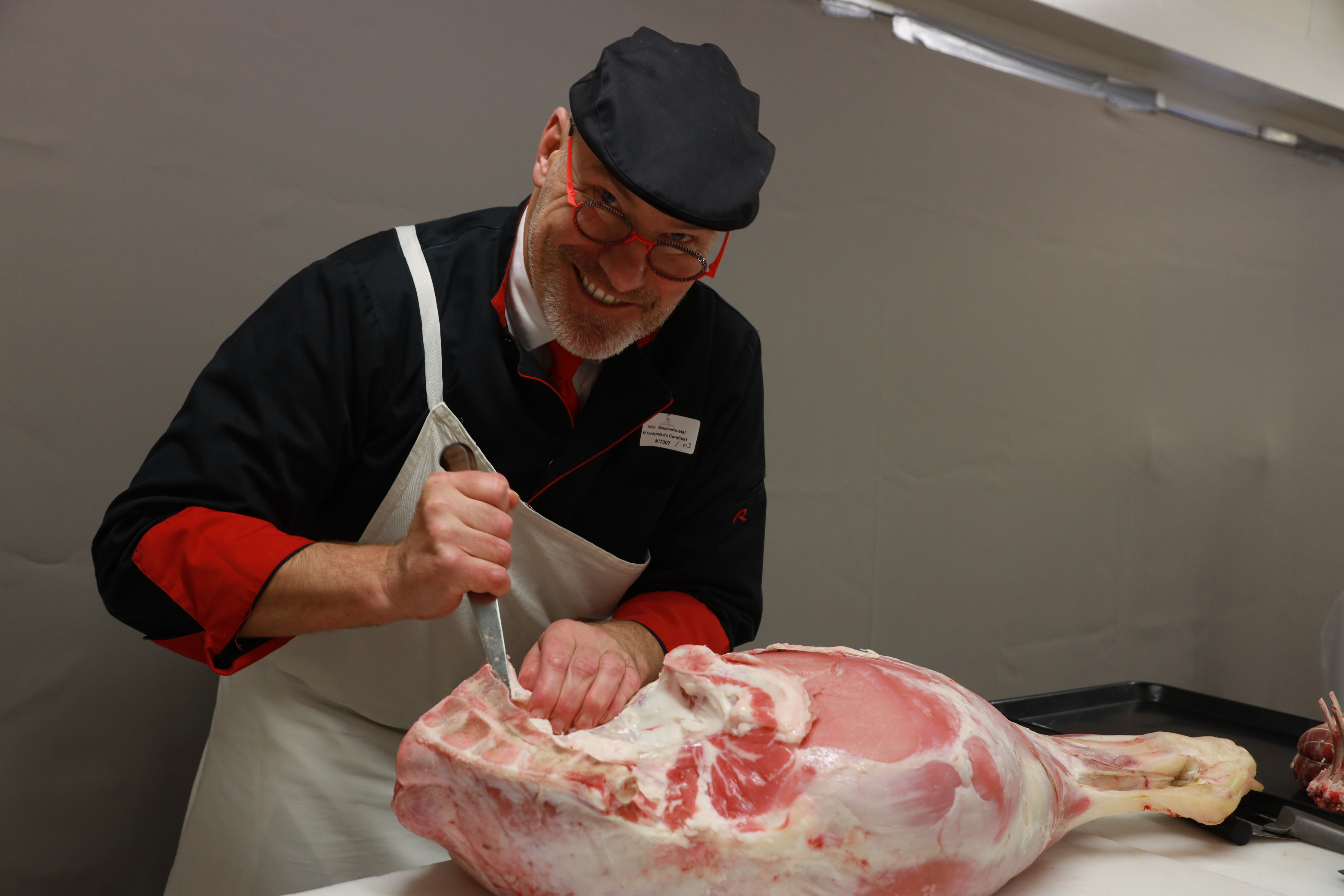  Sébastien  Leboeuf en finale du concours « un des Meilleurs Ouvriers de France » (MOF), désossage d’un cuisseau de  veau. Crédits : SEPETA. 2022. 