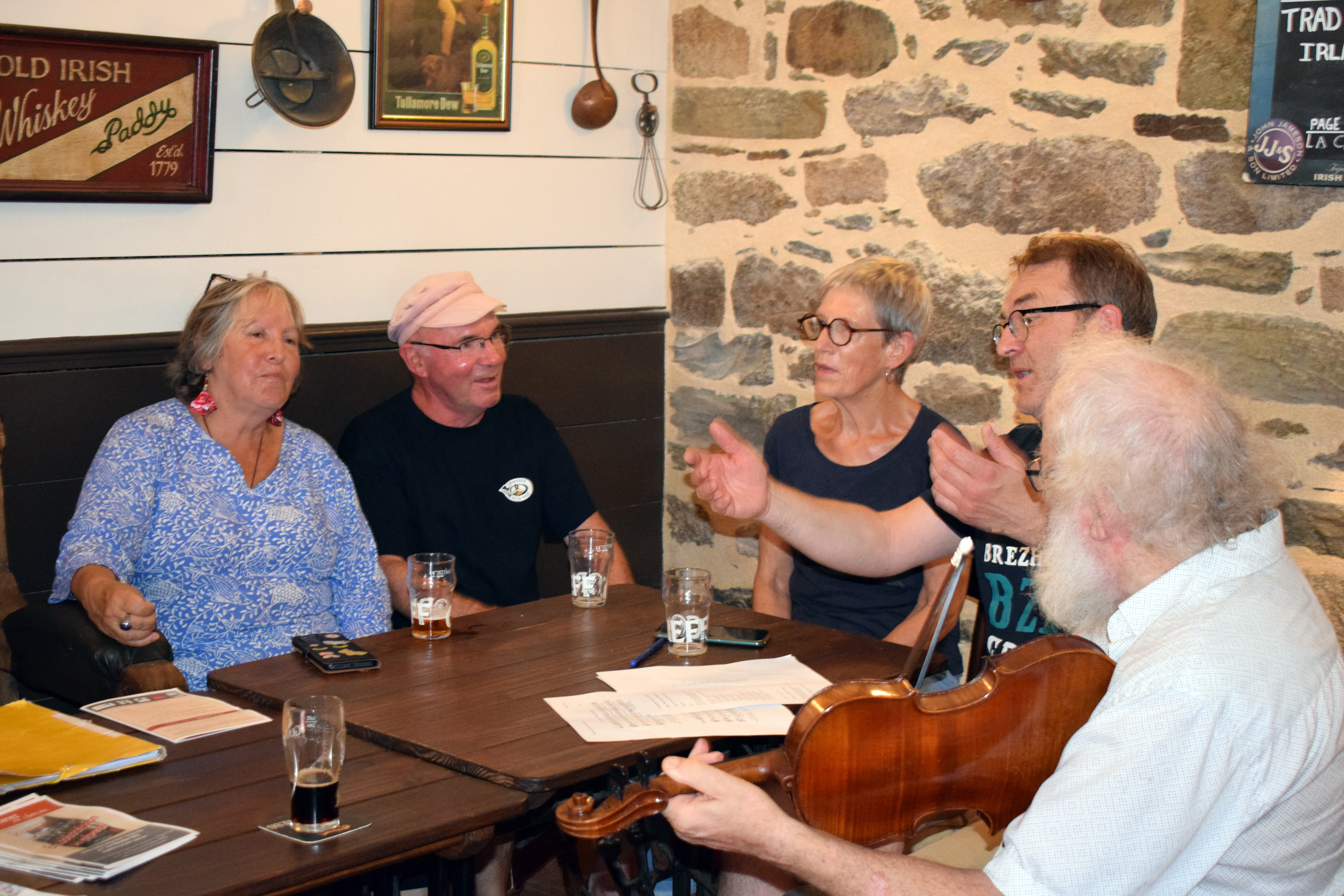 Pierre-Yves Pétillon menant une version douarneniste en breton de Pa oan war bont an Naoned lors d’une session de chants au bistrot la Cale lors de la préparation du recueil Douarnenez en chansons, en septembre 2022 ©Guy Salaün