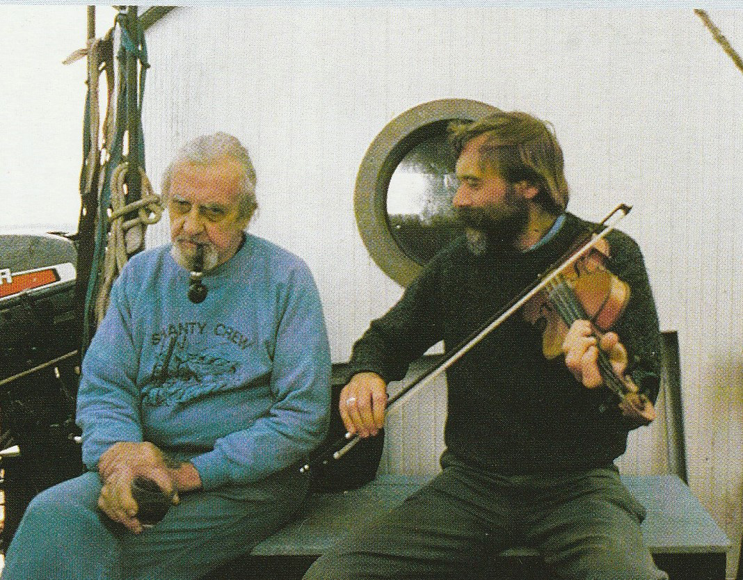 Stan Hugill et Jon Wright (au violon) à bord du  trois-mâts Belem lors de la fête maritime Douarnenez 1988 ©Bruno Le Hir