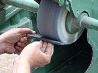 La fabrication de peignes de toilette en corne naturelle en Pays d’Olmes (Ariège)